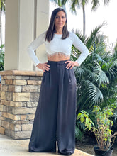 Load image into Gallery viewer, &quot;Angie&quot; Long Sleeve Crop Top
