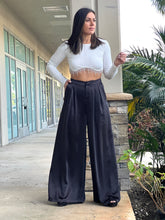 Load image into Gallery viewer, &quot;Angie&quot; Long Sleeve Crop Top

