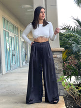 Load image into Gallery viewer, &quot;Angie&quot; Long Sleeve Crop Top
